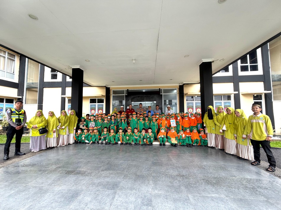 MI Al Azhar Dharmasraya melaksanakan program My Trip my Education di Polres Dharmasraya